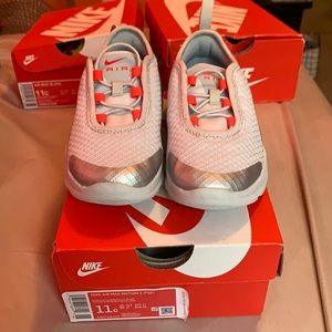 NIKE AIR MAX MOTION 2